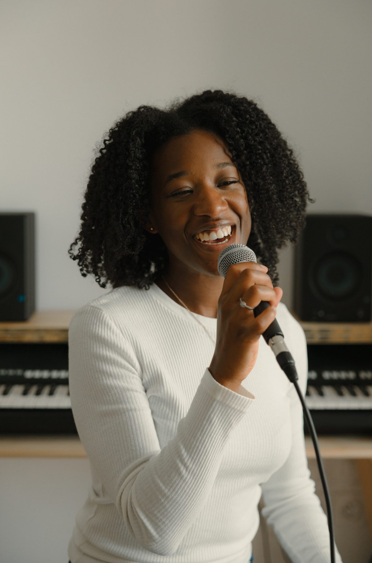 Audrey Samba, fondatrice d'HarmonizeUp, chante au micro dans son studio