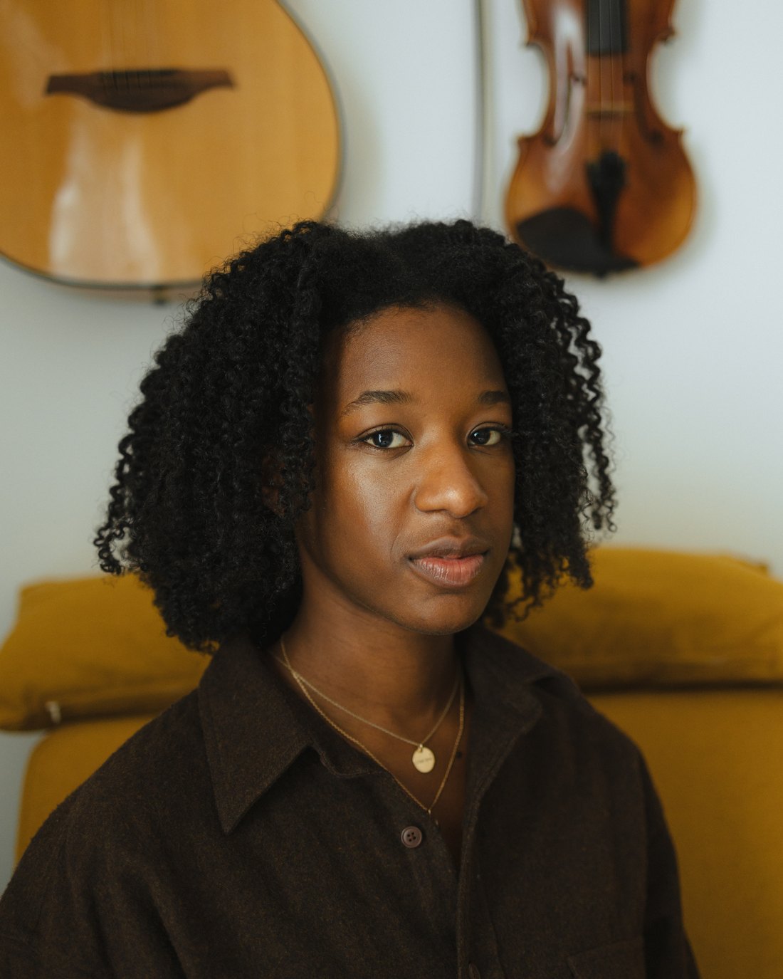 Portrait de face d'Audrey Samba, connue sous le nom Audrey On Chords