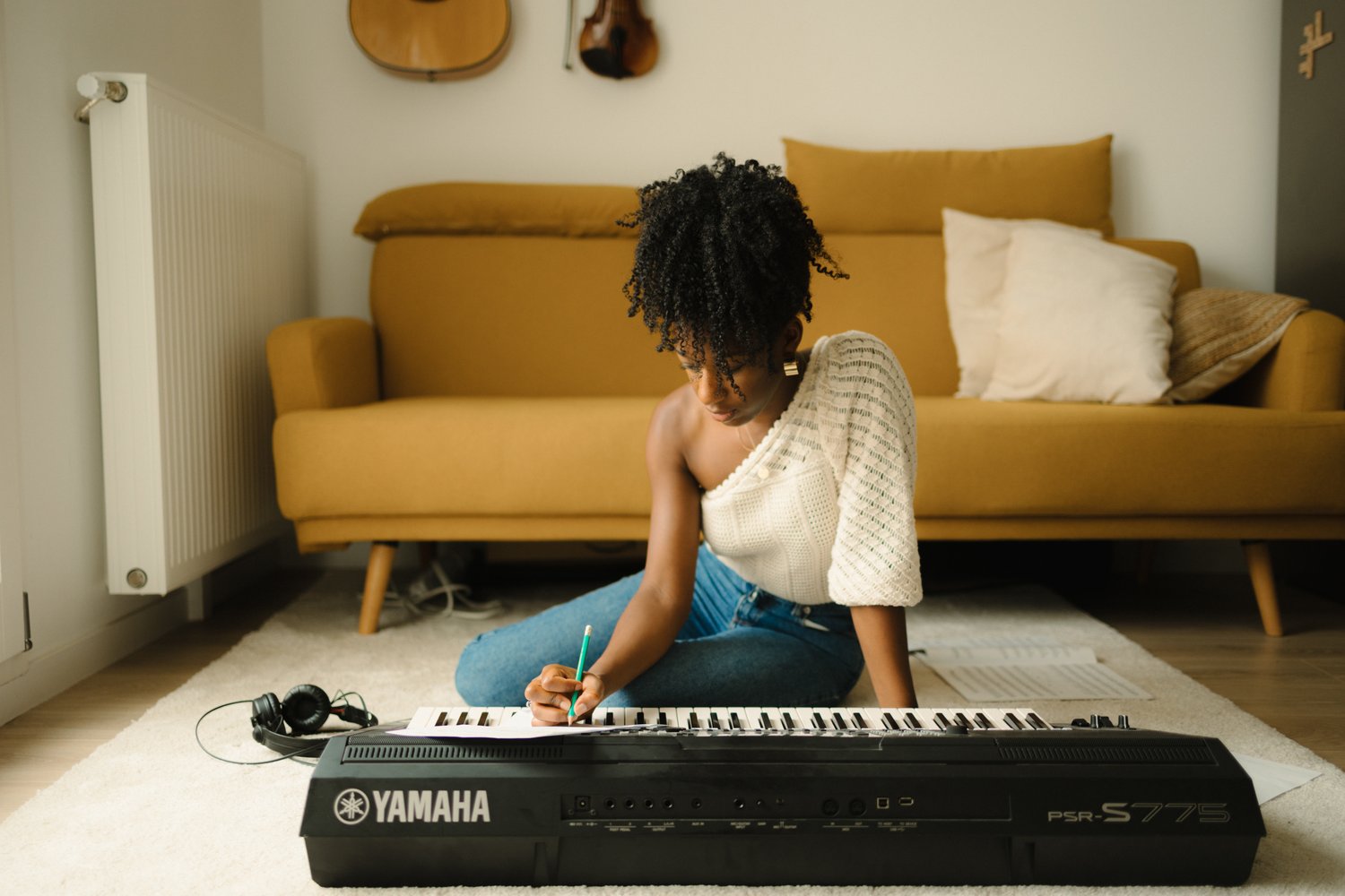Audrey Samba travaille au clavier sur des harmonies vocales
